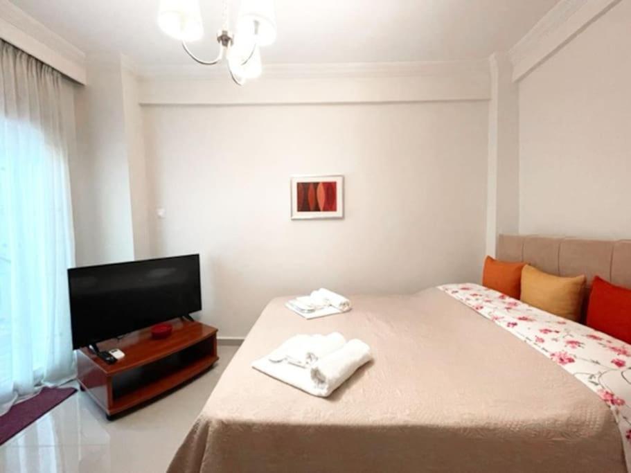 Crimson Suite: 1-Bedroom Apartment In テッサロニキ エクステリア 写真
